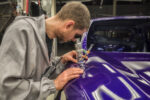 Preliačina na karosérii automobilu, pri ktorej môže neodborné použitie horúceho vzduchu poškodiť lak.