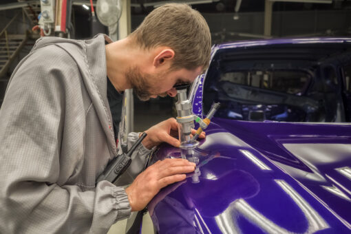 Preliačina na karosérii automobilu, pri ktorej môže neodborné použitie horúceho vzduchu poškodiť lak.